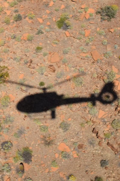 Schatten eines Helikopters über dem Grand Canyon