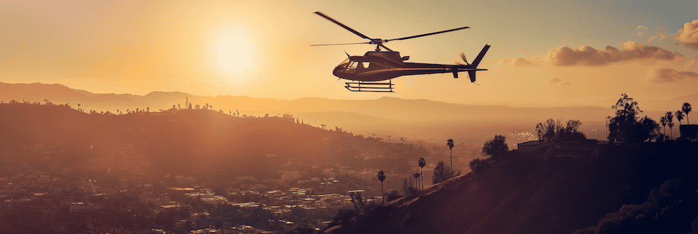 Helikopterflug über Los Angeles im Sonnenlicht
