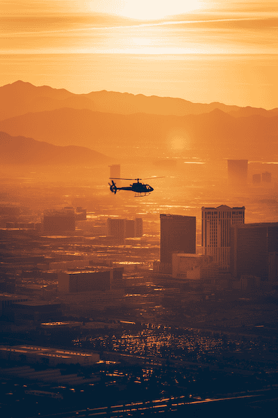 Helikopterflug über den Las Vegas Strip am Abend